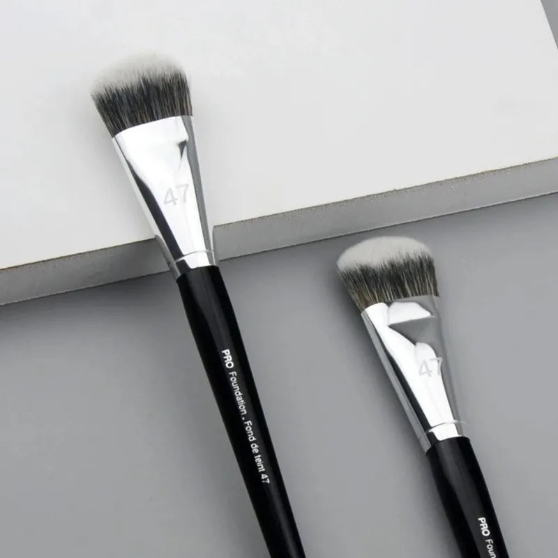 deux-pinceau-maquillage-fond-de-teint-liquide-beta