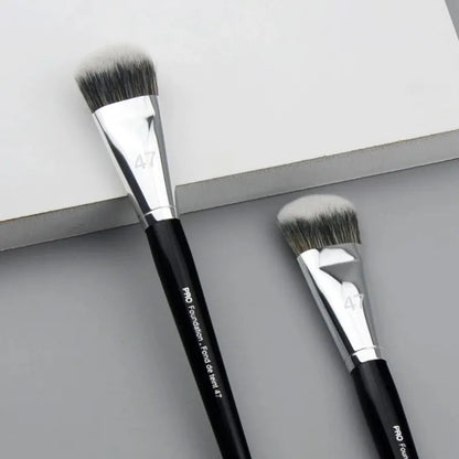 deux-pinceau-maquillage-fond-de-teint-liquide-beta