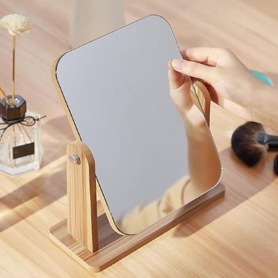 femme ajuste Miroir maquillage Delta professionnel 
