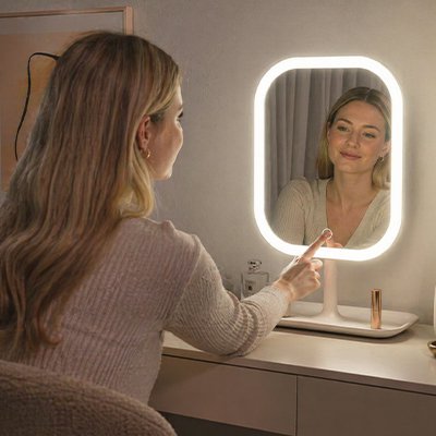 femme allume Miroir maquillage alpha professionnel