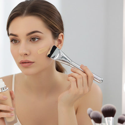 femme applique produit avec pinceau fond de teint professionnel impeccable