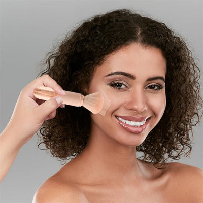 femme applique produit maquillage avec kit pinceau maquillage alpha professionnel