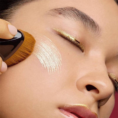 femme applique produit maquillage avec pinceau maquillage maximum xtreme
