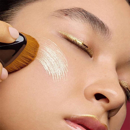 femme applique produit maquillage avec pinceau maquillage max xtreme