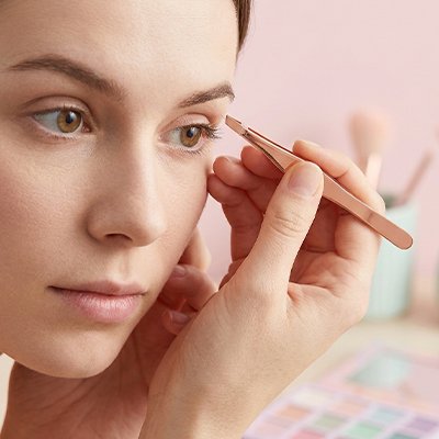 femme apprécie beauté cils avec Pince à épiler gamma professionnelle