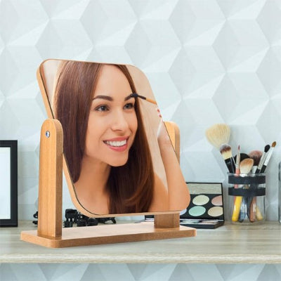 femme apprécie beauté dans Miroir maquillage  Delta professionnel 