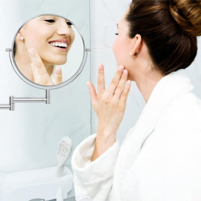 femme apprécie beauté dans Miroir maquillage Epsilon professionnel
