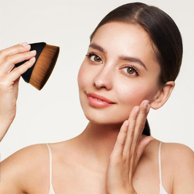femme apprécie beauté maquillage avec pinceau maquillage maximum xtreme