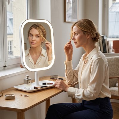 femme apprécie cheveux avec Miroir maquillage  alpha professionnel