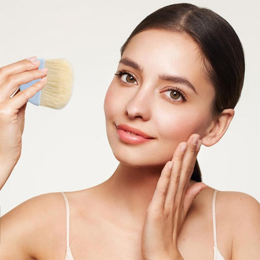 femme apprecie maquillage avec kit pinceaux maquillage elegance
