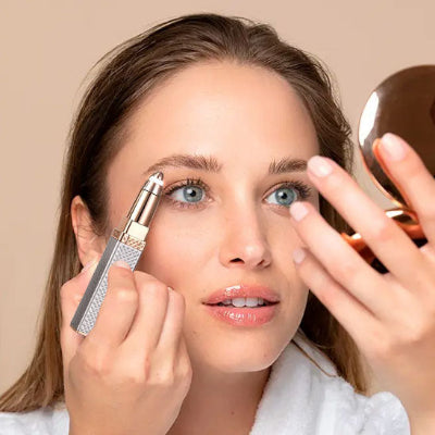 femme apprécie soucils epiles avec épilateur pour le visage indolore
