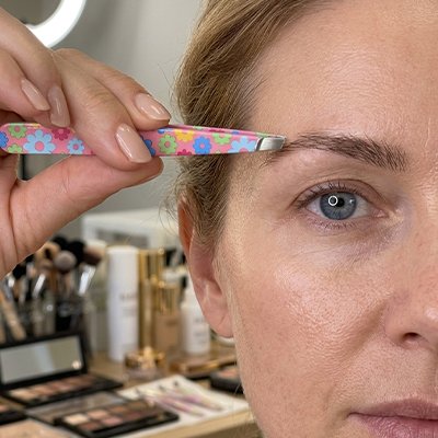 femme élimine poils gênants avec Pince à épiler  delta professionnelle