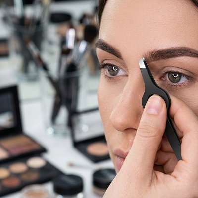 femme épile cliente avec Pince à épiler alpha professionnelle