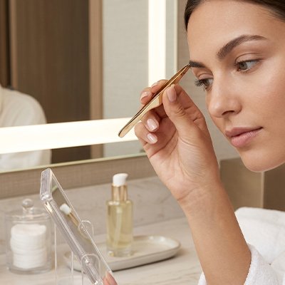 femme épile sourcils avec Pince à épiler gamma professionnelle