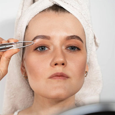 femme épile sourcils avec Pince à épiler mu professionnelle 
