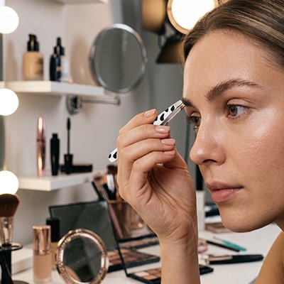 femme épile sourcils avec Pince à épiler  zêta professionnelle