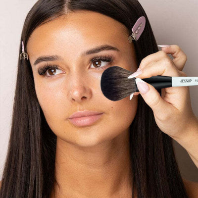 femme estompe maquillage avec pinceau maquillage maxi professionnel