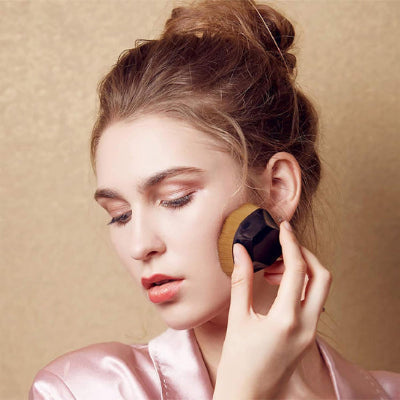 femme estompe maquillage avec pinceau maquillage maximum xtreme