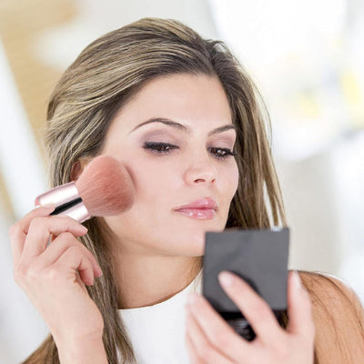 femme estompe produit maquillage avec pinceau maquillage ultra professionnel