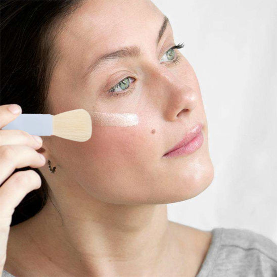 femme estompe produit maquillage avec kit pinceaux maquillage elegance