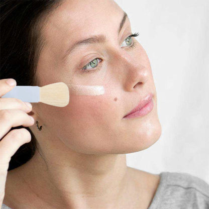 femme estompe produit maquillage avec kit pinceaux maquillage elegance