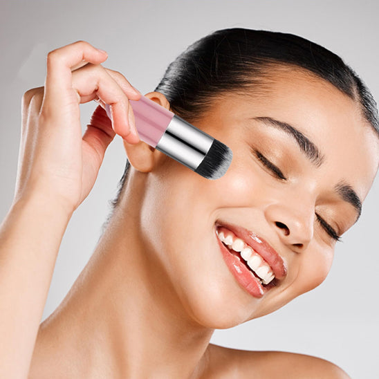 femme estompe produit maquillage avec pinceau maquillage finiton pro