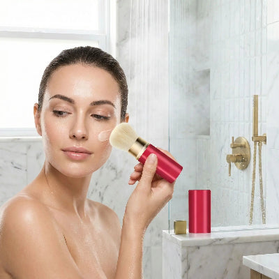 femme estompe produit maquillage avec pinceau maquillage retractable delta