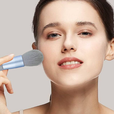 femme estompe produit maquillage avec pinceaux maquillage epsilon professionnel