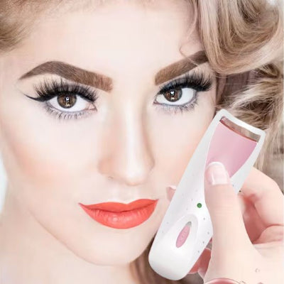 femme expose beauté cils avec Recourbe cils chauffant alpha