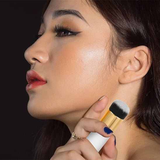 femme expose beaute maquillage avec pinceau maquillage finition pro