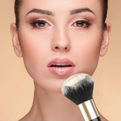 femme expose beauté maquillage avec pinceaux maquillage beta professionnel