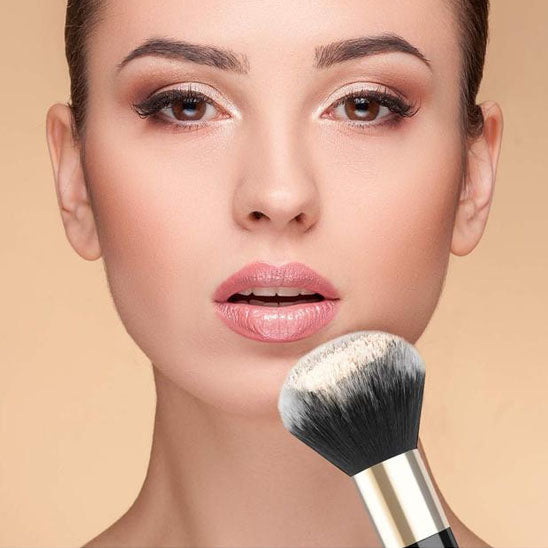 femme expose beaute maquillage avec pinceaux maquillage beta professionnel