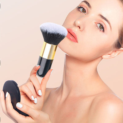 femme expose beauté pinceaux maquillage beta professionnel 