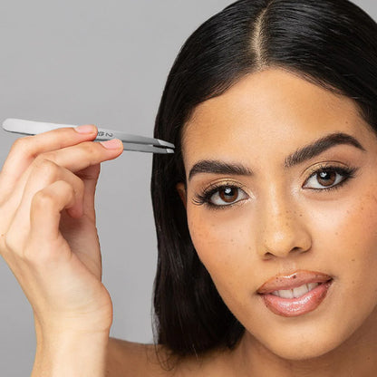 femme expose beaute sourcils avec pince a epiler iota professionnelle