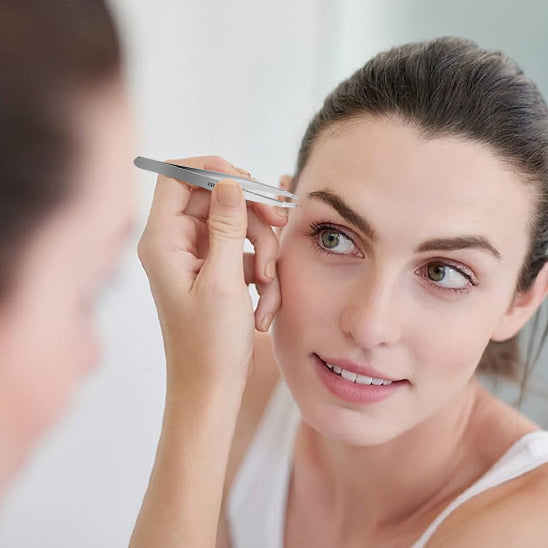 femme expose beaute sourcils avec pince a epiler iota professionnelle1