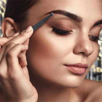 femme expose beauté sourcils avec Pince à épiler lambda professionnelle