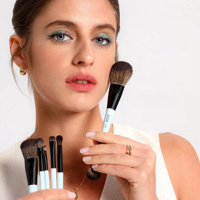 femme expose fièrement pinceau maquillage maxi professionnel