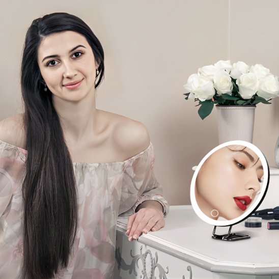 femme expose Miroir maquillage lumineux gamma professionnel