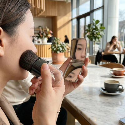femme fait retouches maquillage avec pinceau maquillage retractable epsilon