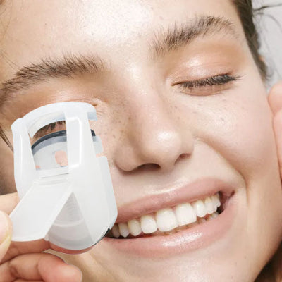 femme fière de mini recourbe cils beta professionnel