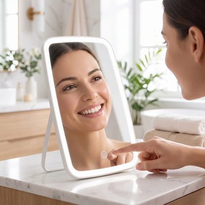 femme fiere de miroir maquillage lumineux alpha pliable 3 intensites