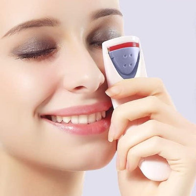 femme fière de Recourbe cils chauffant alpha