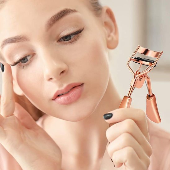 femme fiere de Recourbe cils zeta professionnel