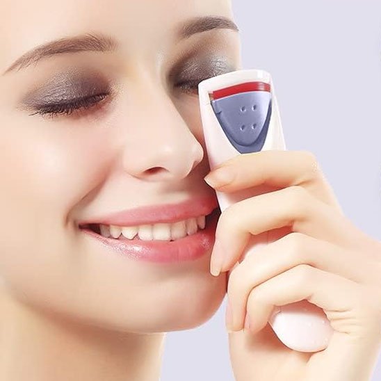 femme fiere de Recourbe cils chauffant alpha