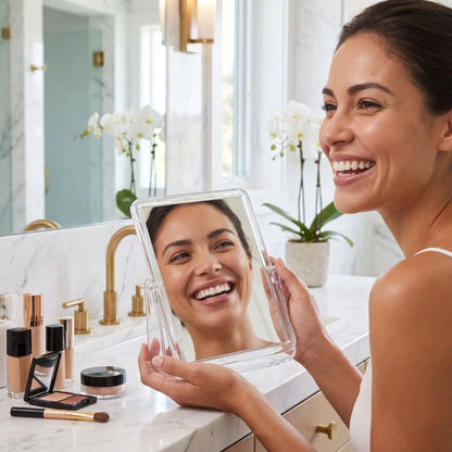 femme heureuse avec miroir grossissant Beta professionnel 5X