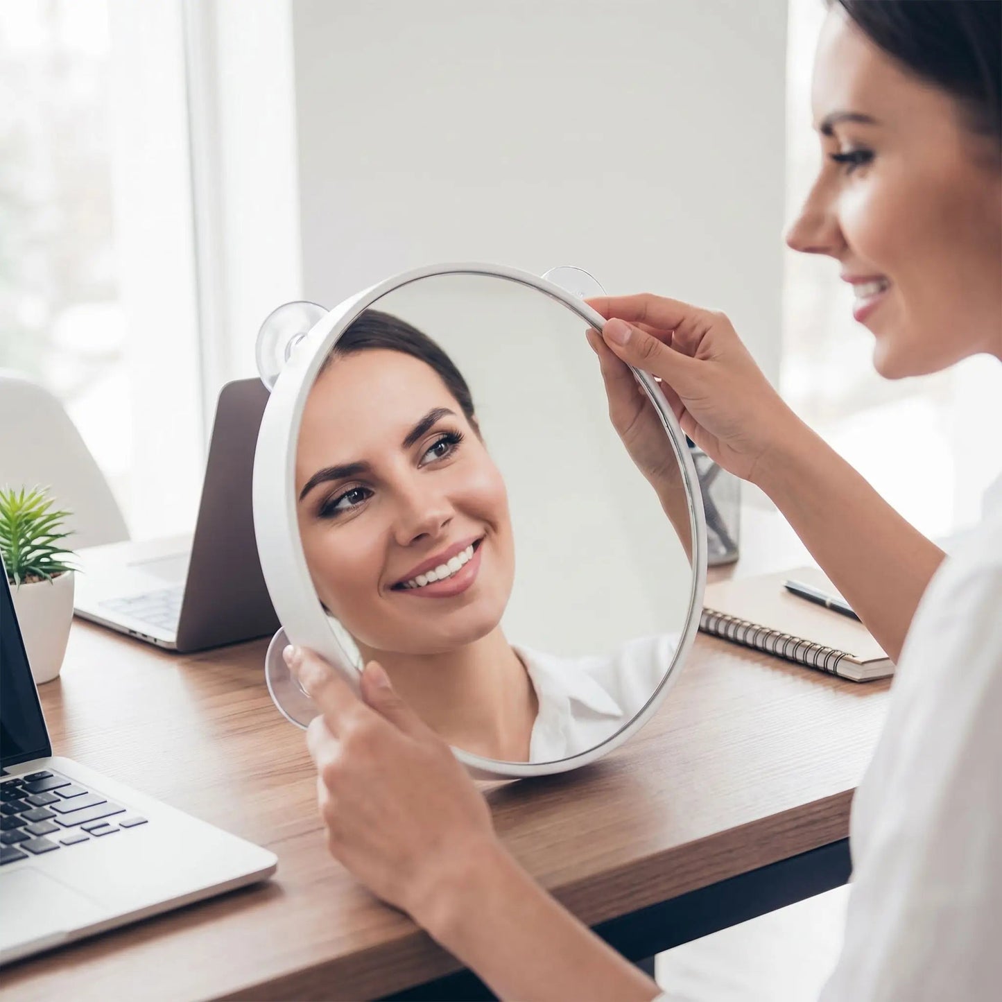 femme heureuse avec miroir grossissant Delta professionnel Compact 