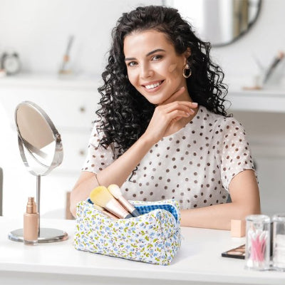 femme heureuse de Trousse maquillage Nu professionnel
