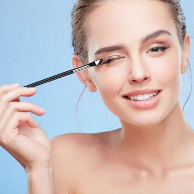 femme joyeuse avec pinceaux maquillage iota professionnel
