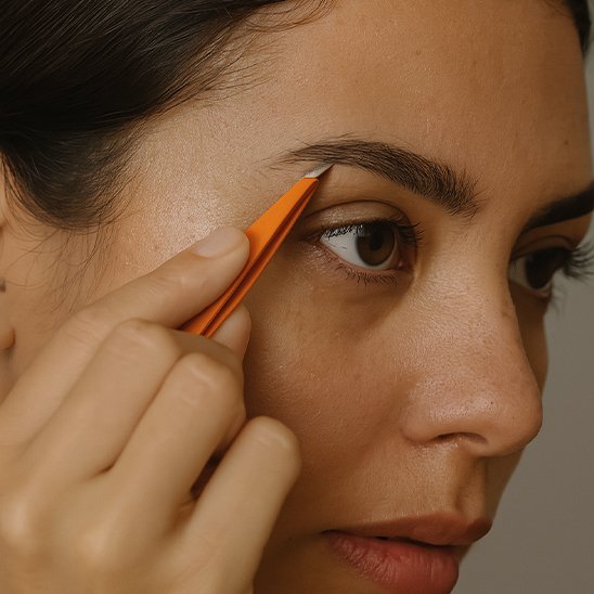 femme limite sourcils avec Pince à épiler kappa professionnelle