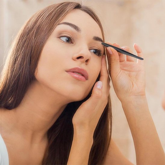 femme limite sourcils avec Pince à épiler lambda professionnelle 